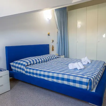 Flat Garage Apartment *